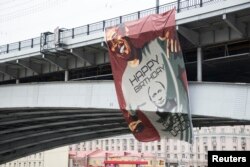 Москва. На мосту вивісили поздоровлення Путіну