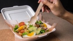 Kotak makan siang terbuat dari tebu dan peralatan makan kayu Evoware. (Facebook/@evowareworld)