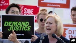 La senadora Kirsten Gillibrand, demócrata por Nueva York, se une a los activistas en la Corte Suprema, mientras el presidente Donald Trump se prepara para elegir el reemplazo del magistrado Anthony Kennedy. Washington, junio 28, 2018.