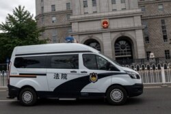 一輛押送任志強的警車駛離北京第二中級人民法院。 （2020年9月11日）