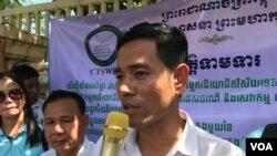 លោក ម៉ម រិទ្ធី ប្រធានសហព័ន្ធសហជីពវិស័យទេសចរណ៍ និងសេវាកម្មកម្ពុជា ថ្លែងទៅកាន់អ្នកសារព័ត៌មាន ក្នុងពេលប្រមូលផ្តុំដាក់ញត្តិសុំកំណត់ប្រាក់ខែគោលនៅក្រសួងការងារ រាជធានីភ្នំពេញ ថ្ងៃទី១៥ ខែកក្កដា ឆ្នាំ២០១៩។ (កាន់ វិច្ឆិកា/VOA)