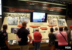 ពិព័រណ៍ «កម្ពុជា​ ពី​ឆ្នាំ​១៩៧៥ ដល់ឆ្នាំ១៩៧៩» បង្ហាញ​ពី​សកម្មភាព​កាប់​សម្លាប់​ដ៏​សហាវ​ឃោរឃៅ​របស់​ពួក​ខ្មែរក្រហម ដើម្បី​បង្កើត​រដ្ឋ​ថ្មី​ «កម្ពុជា​ប្រជាធិបតេយ្យ» ក្នុង​ សារមន្ទីរ​ចង​ចាំ​អំពើ​ប្រល័យ​ពូជសាសន៍​របស់​សហរដ្ឋអាមេរិក​ក្នុង​រដ្ឋធានី​វ៉ាស៊ីនតោន។ (ស្រេង លក្ខិណា/VOA Khmer)