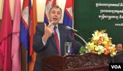 លោក​ William Heidt ឯកអគ្គរដ្ឋទូត​សហរដ្ឋ​អាមេរិក​ប្រចាំ​កម្ពុជា​ ផ្តល់​សុន្ទរកថា​ក្នុងពិធី​ផ្តល់​អាហារូប​ករណ៍​ក្នុង​វិស័យ​កសិកម្ម​ នៅ​សាកល​វិទ្យា​ល័យ​ភូមិន្ទ​កសិកម្ម​ កាលពី​ថ្ងៃ​ទី​១៨ ខែតុលា​ ឆ្នាំ​២០១៧។ (ហ៊ុល រស្មី​/VOA)