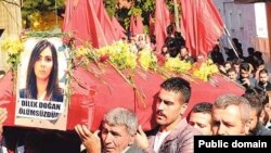 دیله‌ک دۆغان، به‌ ده‌ستی پولیس کوژرا.