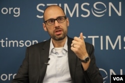 រូបឯកសារ៖ លោក Sebatian Strangio អ្នក​និពន្ធ និង​អ្នក​សារព័ត៌មាន ពិភាក្សា​អំពី​ការ​បោះឆ្នោត​ឃុំសង្កាត់ ឆ្នាំ​២០១៧​នៅ​ប្រទេស​កម្ពុជា​នៅក្នុង​កិច្ចពិភាក្សា​មួយដែល​ត្រូវបាន​រៀបចំ​ឡើង​ដោយ​មជ្ឈមណ្ឌល Stimson Center នៅ​រដ្ឋធានី​វ៉ាស៊ីនតោន កាលពីថ្ងៃទី៨ ខែមិថុនា ឆ្នាំ២០១៧។ (សាយ មុន្នី/VOA)