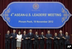 FILE - U.S. President Barack Obama, fifth from left, stands hand in hand with ASEAN leaders for a family photo during the ASEAN-U.S. leaders' meeting at the Peace Palace in Phnom Penh, Cambodia, Monday, Nov. 19, 2012. (AP)