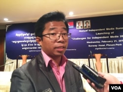 FILE: Nop Vy, Media Director of the Cambodia Center for Independent Media (CCIM), talks to journalists during the Independent Media Summit and Launching of Challenge for Independent Media 2017 Report on February 21, 2018. (Kann Vicheika/VOA Khmer)