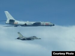 资料照：台湾战机2017年7月20日在中国轰六机左边贴近飞行。（台湾国防部提供）