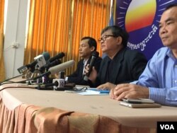 រូបឯកសារ៖ គណបក្ស​សង្គ្រោះ​ជាតិ​ប្រកាស​ធ្វើ​ពហិការ មិន​ចូលរួម​អង្គប្រជុំ​រដ្ឋសភា​ជាតិ​បោះឆ្នោត​ទាក់ទិន​នឹង​ករណី​តំណាងរាស្ត្រ អ៊ុំ សំអាន នៅ​ទីស្នាក់ការ​គណបក្ស​សង្គ្រោះ​ជាតិ​ កាល​ពី​ថ្ងៃ​អង្គារ​ ទី​១២​ ខែ​មេសា​ ឆ្នាំ​២០១៦។