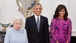 ბარაკ და მიშელ ობამები დედოფალთან ერთად