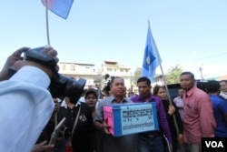 រូបឯកសារ៖ អ្នកគាំទ្រ​គណបក្ស​ប្រឆាំង​ជាង​៥០០​នាក់​មក​ពី​រាជធានី​ខេត្ត​ទាំង​អស់​ក្នុង​ប្រទេស​កម្ពុជា​ប្រមូល​ផ្ដុំ​គ្នា​ នៅ​ទីស្នាក់ការ​កណ្ដាល​បក្ស​នៅ​ទី​ក្រុង​ភ្នំពេញ នៅ​ថ្ងៃ​ច័ន្ទ ​ទី​៣០​ ខែឧសភា​ ឆ្នាំ២០១៦​នេះ ​ដើម្បី​ហែរ​ញត្តិ​ទៅ​រដ្ឋសភា​ជាតិ​និង​ថ្វាយជូន​ព្រះ​មហាក្សត្រ​បន្ទាប់ពី​មាន​ករណីតុលាការ​តាមចាប់​ខ្លួន​លោក ​កឹម សុខា ​ប្រធាន​ស្ដីទី​គណបក្ស​សង្រ្គោះជាតិ​ ក្នុង​ករណី​រឿង​អាស្រូវ​ផ្លូវភេទ​កន្លង​មក។ (ឡេង ឡែន​/VOA)