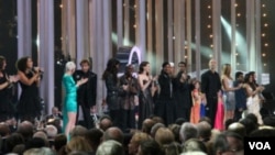 好莱坞影星丹泽尔.华盛顿和安妮.海瑟威为包括挪威国王和王后在内的座无虚席的观众联袂主持祝贺刘晓波获得诺贝尔和平奖的音乐盛会。（2010年12月11日）