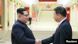 朝鲜领导人金正恩在平壤会见到访的中共中央对外联络部部长宋涛。 （2018年4月15日）