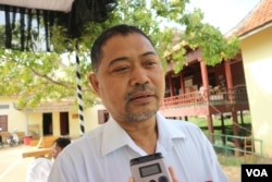 លោក វណ្ណ រើន អតីត​ការី​និពន្ធ​នៃ​កាសែត The Cambodia Daily ផ្តល់​បទ​សម្ភាសន៍​ឲ្យ​ VOA នៅក្នុង​ពិធី​បុណ្យសព​របស់​លោក Bernard Krisher ស្ថាបនិក​កាសែត ដឹ ខេមបូឌាដេលី នៅ​ខណ្ឌច្បារអំពៅ រាជធានីភ្នំពេញ នាថ្ងៃទី១៩ ខែមីនា ឆ្នាំ២០១៩។ (កាន់ វិច្ឆិកា\VOA)