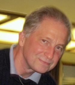 美国资深媒体人、作家何伟杰（ William J.Holstein ）