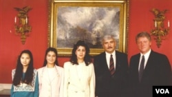 Bobur Malikov, O'zbekistonning AQShdagi birinchi elchisi va oilasi. 1990-yillarning boshi. O'sha paytdagi AQSh prezidenti Bill Klinton bilan birga