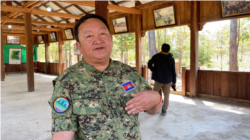 លោក ប៉ែត ភក្ត្រា នាយកដែនជម្រកសត្វព្រៃស្រែពក និយាយជាមួយវីអូអេនៅក្នុងទីស្នាក់ការត្រពាំងធ្មៀរ ក្នុងដែនជម្រកសត្វព្រៃស្រែពក ស្រុកកោះញែក ខេត្តមណ្ឌលគិរី កាលពីថ្ងៃទី១៧ មករា ឆ្នាំ២០២១។ (ទុំ ម្លិះ/វីអូអេ)