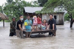 កម្លាំងយោធាកំពុងជួយសង្គ្រោះនិងជម្លៀសពលរដ្ឋដែលផ្ទះរបស់ពួកគេត្រូវបានទឹកជន់លិច នៅខេត្តប៉ៃលិន ប្រទេសកម្ពុជា កាលពីថ្ងៃទី១០ ខែតុលា ឆ្នាំ២០២០។