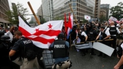 Policajci i agenti Tajne službe u sukobu sa anarhistima i pripadnicima pokreta Antifa koji su održali kontramiting da bi sprečili skup belačkih nacionalista u američkoj prestonici, 2018. godine