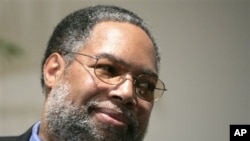 Muzey direktori Lonni Banch