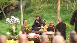 ព្រះសង្ឃ​វៀតណាម​ព្រះនាម Thich Nhat Hanh នៅក្នុងពិធីព្រះពុទ្ធសាសនាមួយ នៅប្រទេសវៀតណាម កាលពីឆ្នាំ២០១៩។