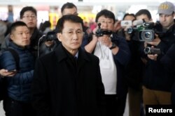 北韓外交部負責美國事務的高級官員崔康一（Choe Kang Il）在北京首都機場等候飛往赫爾辛基的飛機。