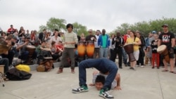 លោក សុខ ឌីណា (ឈរ​) និង​លោក​ ណែម សុផា កំពុង​សម្ដែង​សៀកនៅ​ទីសាធារណៈ​ឲ្យ​ជនបរទេស​ទស្សនា​។ (រូប​ផ្ដល់​ឲ្យ​ដោយ​លោក Joel Gershon)