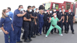 Miembros del personal sanitario del hospital Mount Sinai de Miami Beach se toman fotografías con los bomberos de la ciudad, que fueron hasta las instalaciones hospitalarias para rendir tributo al trabajo que están haciendo frente a la pandemia.