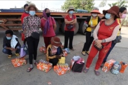 រូបឯកសារ៖ កម្មកររោងតចក្រនៅតំបន់ជ្រាយរាជធានីភ្នំពេញជាប់ខេត្តកំពង់ស្ពឺ កំពុងរង់ចាំធ្វើដំណើរចូលក្រុងវិញ ខណៈភ្នំពេញរងការឆ្លងរាលដាលខ្លាំងនៃជំងឺកូវីដ១៩ កាលពីថ្ងៃទី ១៣ ខែមេសា ឆ្នាំ ២០២១។