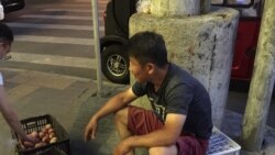 2020年6月14日，北京疫情再发，外地男子在朝阳区街头卖本地农户果园出产的桃子。（美国之音叶兵拍摄）