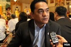 លោក ទូច វិបុល ស្ថាបនិក និង​ប្រធាន​អង្គការ​សម្ព័ន្ធ​មិត្ត​ខ្មែរ-អាមេរិកាំង​ ឆ្លើយ​សំណួរ​អ្នកសារព័ត៌មាន VOA ក្នុង​ពិធី​បុណ្យ​ខួប​គម្រប់ ១០០ ថ្ងៃ សព​លោក កែម ឡី នៅ​វត្ត​ពុទ្ធិការាម ក្នុង​ទី​ក្រុង Silver Spring រដ្ឋ Marylandកាល​ពី​ថ្ងៃ​អាទិត្យ ទី១៦ ខែ​តុលា ឆ្នាំ២០១៦។ (ស្រេង លក្ខិណា/VOA)