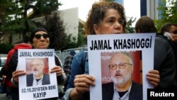 Aktivisti za ljudska prava sa fotografijom Džamala Kašogija ispred konzulata Saudijske Arabije u Istanbulu