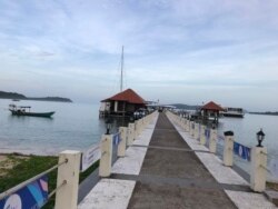 រូប​ឯកសារ៖ ផែ​ទេសចរណ៍​នៅ​តំ​បន់​ឆ្នេរ​«តារាសាគរ»​ក្នុង​ខេត្ត​កោះកុង​កាលពីឆ្នាំ​២០១៩។ (វីអូអេ)