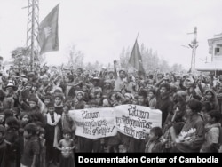 Villagers gathered for meeting to discuss the Renakse petition cataloguing the crime of Pol Pot, 1982. (Source: Documentation Center of Cambodia Archive)