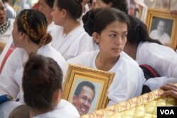 អ្នកស្រី ប៊ូ រចនា ភរិយា​សព​លោក​ កែម ឡី​ ​កាន់​ឱប​រូបថត​ស្វាមី​អ្នកស្រី​ ខណៈ​ពេល​អម​ដំណើរ​ដោយ​ប្រជា​ពលរដ្ឋ​រាប់​ម៉ឺន​នាក់​ចូល​រួម​ជូន​ដំណើរ​លោក​ កែម ឡី​ នៅ​ថ្ងៃ​អាទិត្យ​ ទី​២៤ ខែកក្កដា​ ឆ្នាំ២០១៦​នេះ។