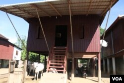 Horm Seang took some money sent by her son working in South Korea, to renovate her house in Prek Achi commune of Kampong Cham province. (Sun Narin/VOA Khmer)