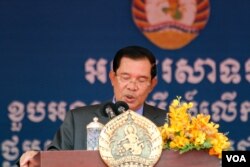 លោក​នាយករដ្ឋមន្រ្តី​ ហ៊ុន សែន​ ធ្វើ​សេចក្ដី​ថ្លែងការណ៍អំពី​កំណើតគណបក្ស​ប្រជា​ជន​កម្ពុជាកំឡុង​ពេល​ការ​រំឭឹក​ខួបទី​៦៥​នៃ​ថ្ងៃ​បង្កើត​គណបក្ស​ប្រជាជន​កម្ពុជា​នៅ​ទីស្នាក់​ការ​កណ្ដាល​គណបក្ស​នៅ​ថ្ងៃ​ទី​២៨ ​ខែ​មិថុនា​ឆ្នាំ​២០១៦​ នា​រាជធានី​ភ្នំពេញ ដែល​មាន​អ្នក​ចូលរួមច្រើន​រយនាក់​។ (ឡេង ឡែន/VOA)
