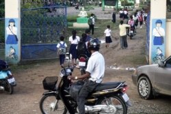 កុមារ​ និង​យុវវ័យ​កម្ពុជា​ ចាប់​ផ្តើម​ចូល​រៀន​នៅ​សាលារៀនវិញ​ តាម​ការ​កំណត់​របស់​ក្រសួង​អប់រំ​ យុវជន​ និង​កីឡា​ ​ក្រោយ​ការ​រំខាន​ដោយ​ជំងឺ​កូវីដ​១៩​ អស់​ពេល​ជាច្រើន​ខែ​ រាជធានីភ្នំពេញ​ ថ្ងៃ​ទី១​ ខែ​វិច្ឆិកា​ ឆ្នាំ​២០២១។​ (ហ៊ាន សុជាតា/វីអូអេ)