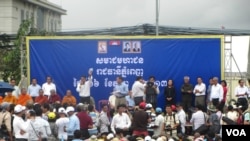 អ្នកគាំទ្រ​គណបក្ស​សង្គ្រោះ​ជាតិ ដែល​បាន​ចូលរួមក្នុងសមាជរបស់គណបក្ស ដែល​បាន​ធ្វើ​ឡើង​នៅ​ថ្ងៃ​អាទិត្យ ទី០៦ ខែតុលា​ ឆ្នាំ២០១៣។