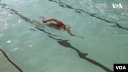 Ріта плаває.