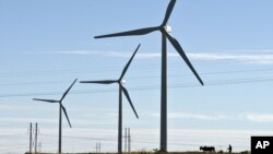 资料照片: 中国河北尚义县的可再生能源风力发电. 