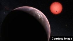 Illustration de trois exoplanètes en orbite autour de l’étoile naine TRAPPIST-1. Au moins sept planètes gravitent autour de cette étoile à 39 années-lumière de la Terre.