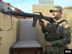 Iraqi soldiers guard posts along the Tigris River as Islamic State continues to fire mortars and bullets from the other side in Mosul, Iraq, Jan. 30, 2017. (H. Murdock/VOA)