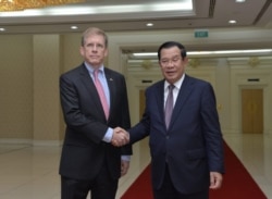 រូបឯកសារ៖ ឯកអគ្គរដ្ឋទូតអាមេរិកប្រចាំកម្ពុជាលោក​ W​.​ ​Patrick​ ​Murphy​ ជួប​ជាមួយ​នាយករដ្ឋ​មន្ត្រី​កម្ពុជាលោក ហ៊ុន សែន​ កាលពី​ថ្ងៃទី ២៣ ខែតុលា ឆ្នាំ២០១៩។