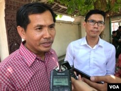 លោកមេធាវី សំ ចំរើន ផ្តល់​បទសម្ភាសន៍​ដល់​អ្នក​កាសែត​ បន្ទាប់​ពី​តុលាការ​ឧទ្ធរណ៍​បាន​សម្រេច​ច្រានចោល​បណ្តឹង​ឧទ្ធរណ៍​របស់​លោក យាង សុធារិន្ទ និង​លោក អ៊ួន ឈិន អតីត​អ្នក​សារព័ត៌មាន​អាស៊ី​សេរី​ ភ្នំពេញ ថ្ងៃទី​២១ ខែ​មិថុនា​ ឆ្នាំ​២០១៩។ (ហ៊ុល រស្មី​/VOA)