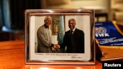 Janubiy Afrika sobiq prezidenti, aparteidga qarshi kurashgan faol Nelson Mandela va Kofi Annan birga tushgan surat