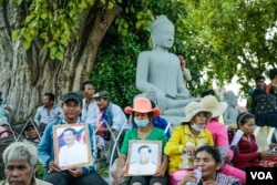 រូបឯកសារ៖ ប្រជាពលរដ្ឋ​ពី​ខេត្ត​ក្រចេះដែល​រង​ជម្លោះ​ដីធ្លី​ ទល់​នឹង​ក្រុមហ៊ុនចម្ការ​កៅស៊ូ​មេមត់ ឡើងមកដង្ហែញាត្តិ​តាម​ដង​ផ្លូវ​នៅ​រាជធានី​ភ្នំពេញ​ ទាមទារ​សុំ​ការដំណោះស្រាយ​ដោយ​រដ្ឋាភិបាល​ទៅលើការ​បាត់បង់ដីធ្លីដែល​ពួកគាត់អះអាង​ថា​ជា​របស់ពួកគេ។