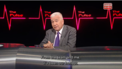 韋安仕（Steve Vines）在香港電台最後一次主持時事節目《脈搏》（The Pulse）結尾時對觀眾道別（香港電台視頻截圖）