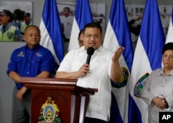 Omar Rivera, miembro de la comisión de gobierno de Hondura responsable de eliminar la corrupción en la Policía, habla en conferencia de prensa en Tegucigalpa. Enero 26 de 2018.