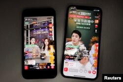 在阿里巴巴淘宝app上做直播的两名直播员(李佳琦，右图)。（2021年12月14日）